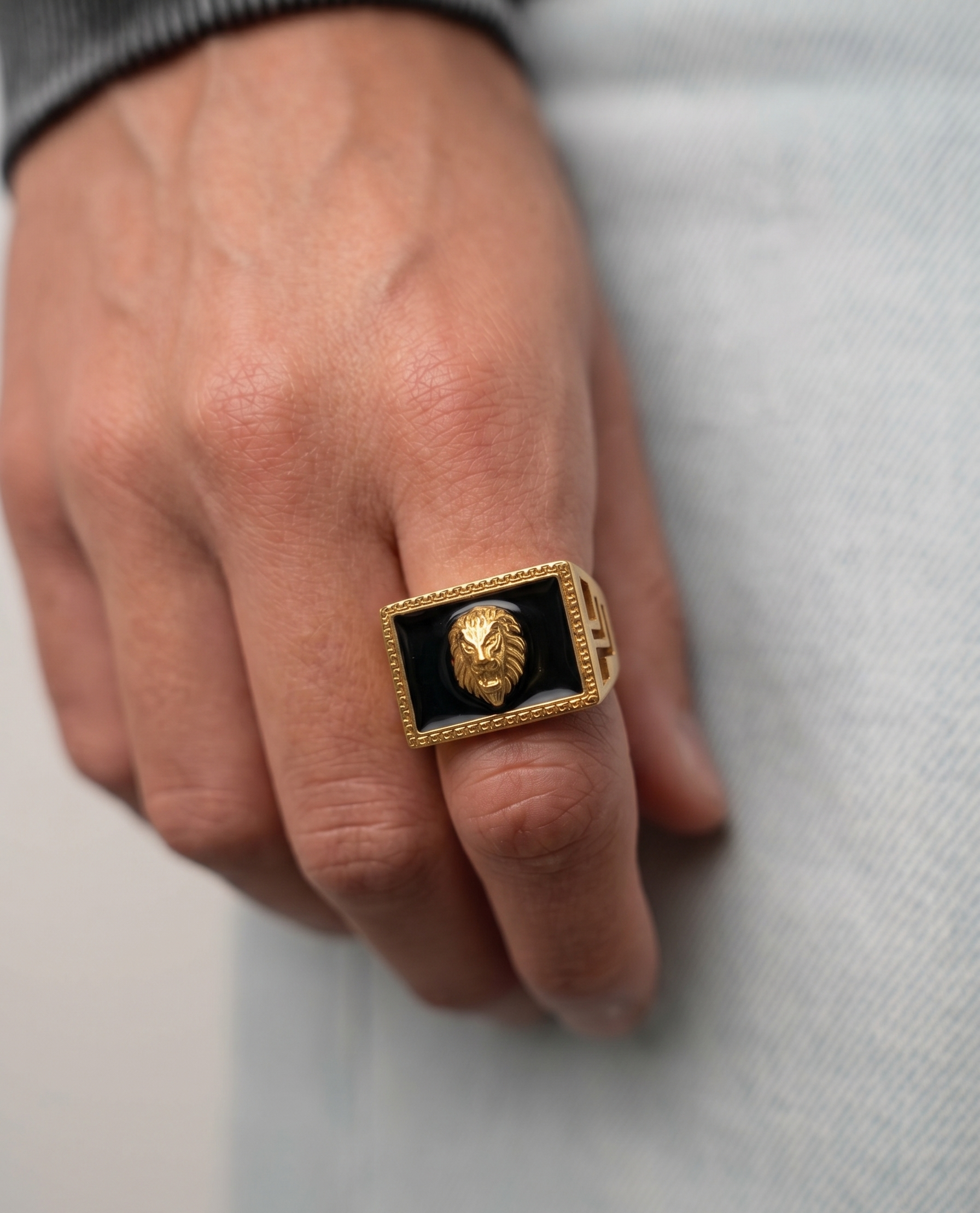Anillo Onyx Rectángulo León – Vanguardia y Contraste